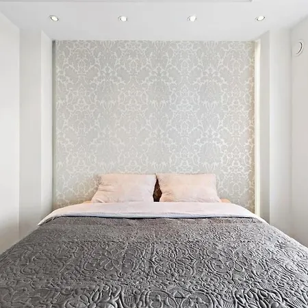 Modern In Quiet Area, Minutes From Center Апартаменти *