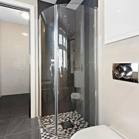 Modern In Quiet Area, Minutes From Center Берген