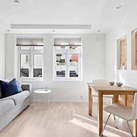 Modern In Quiet Area, Minutes From Center