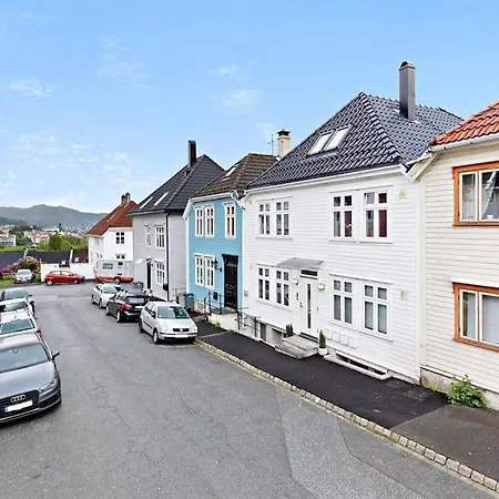شقة Modern In Quiet Area, Minutes From Center *
