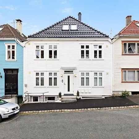 Modern In Quiet Area, Minutes From Center *