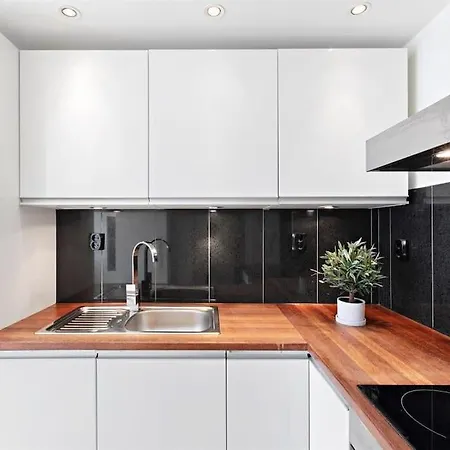 Modern In Quiet Area, Minutes From Center Apartment
