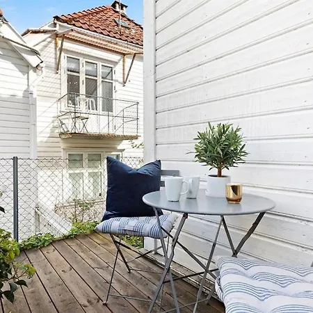 Modern In Quiet Area, Minutes From Center Appartamento *