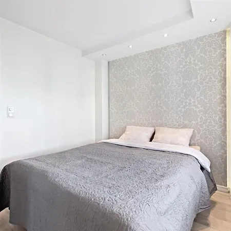 Modern In Quiet Area, Minutes From Center