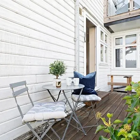 Modern In Quiet Area, Minutes From Center